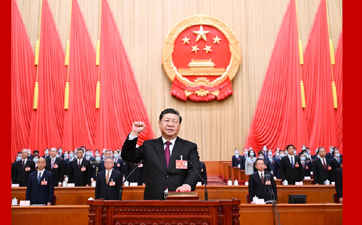 新当选的国家主席，中央军委主席习近平进行宪法宣誓